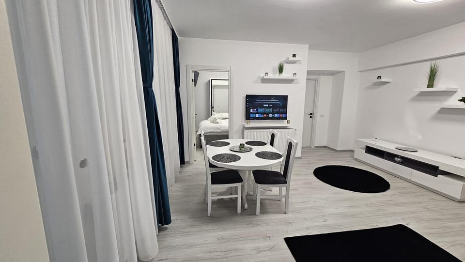 Bed, TV and multimedia, Living room, Photo of the whole room, Seating area, Dining area, Bedroom, air conditioner