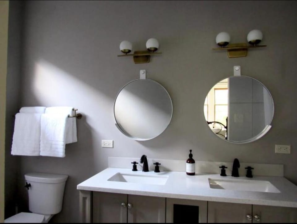 Sun Drenched Suite in Starland Arts District Apartment in Savannah