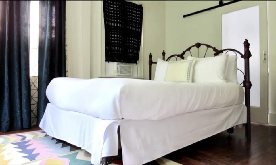 Sun Drenched Suite in Starland Arts District Apartment in Savannah