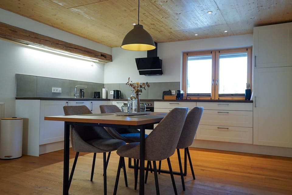 Coffee/tea facilities, Kitchen or kitchenette, Dining area, oven, stove, toaster