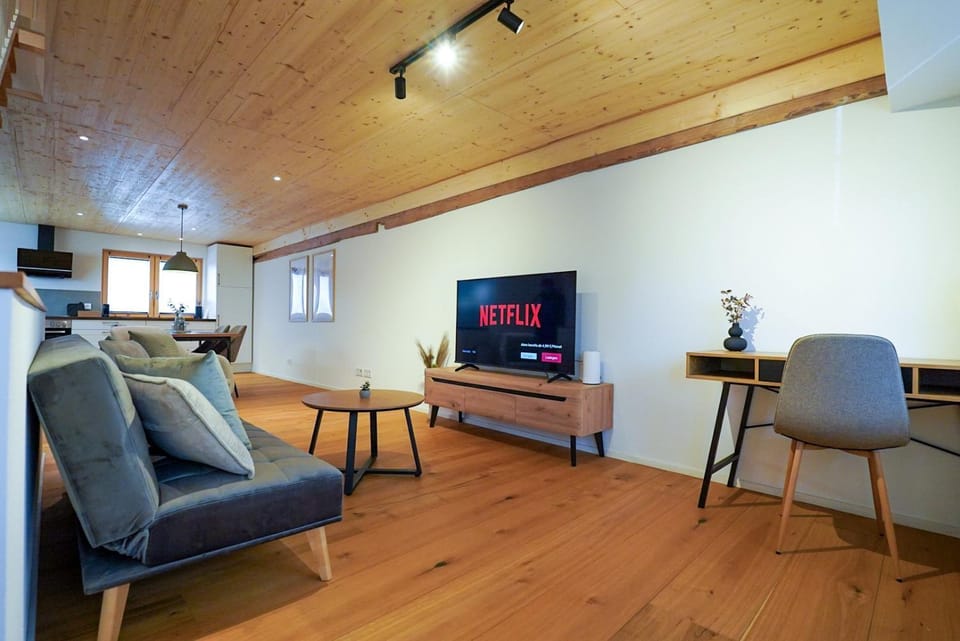 TV and multimedia, Living room, Seating area, Evening entertainment