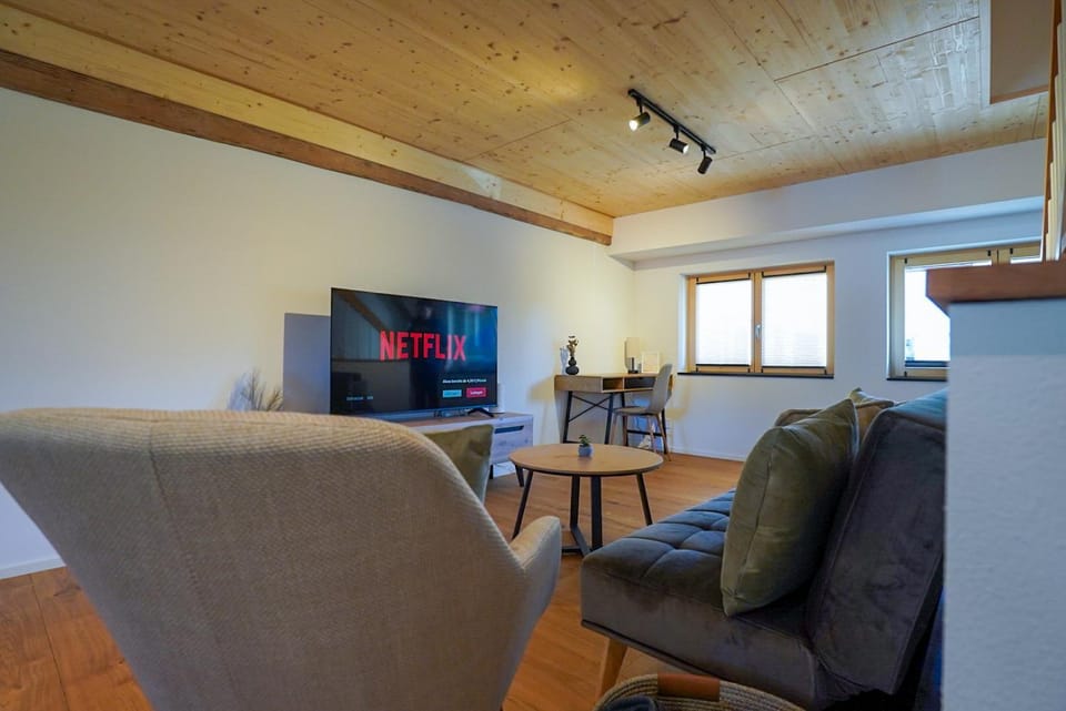 Communal lounge/ TV room, TV and multimedia, Living room, Seating area, Evening entertainment