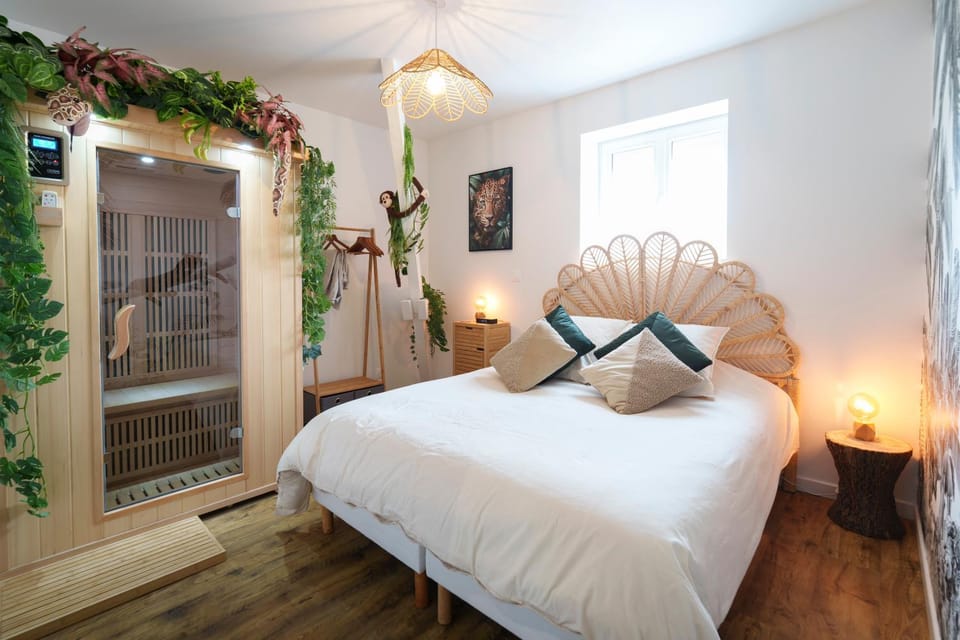 Bed, Sauna, Sauna, Photo of the whole room, Decorative detail, Decorative detail, Bedroom, cot, furniture, furniture, air conditioner, air conditioner