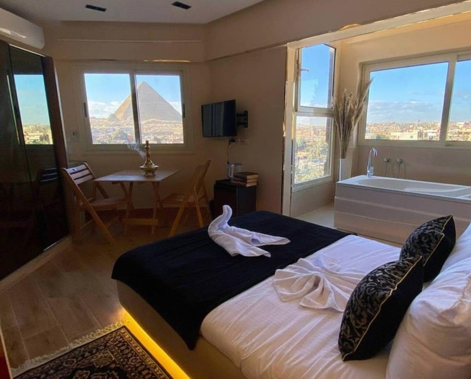 Bed, TV and multimedia, Living room, Photo of the whole room, Seating area, Bedroom, towels