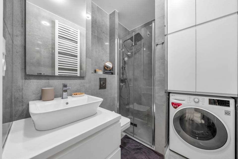 Shower, Bathroom, towels, washing machine