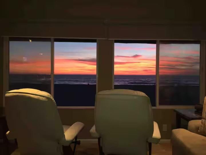 90210 Beach House Middle Unit Apartment in Hermosa Beach