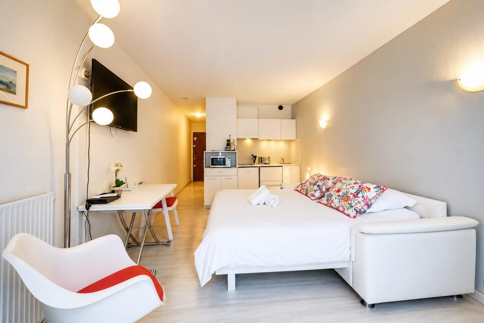 FRGK Victoria 3 Central Cannes studio Terrace, AC & Ultra-Fast Wi-Fi Apartment in Cannes