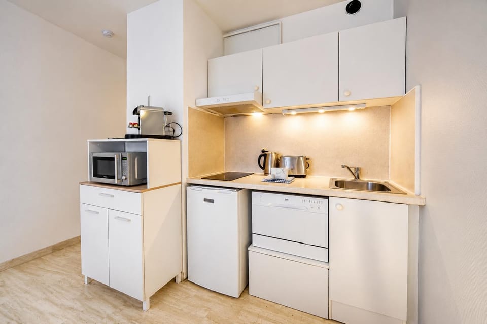 FRGK Victoria 3 Central Cannes studio Terrace, AC & Ultra-Fast Wi-Fi Apartment in Cannes