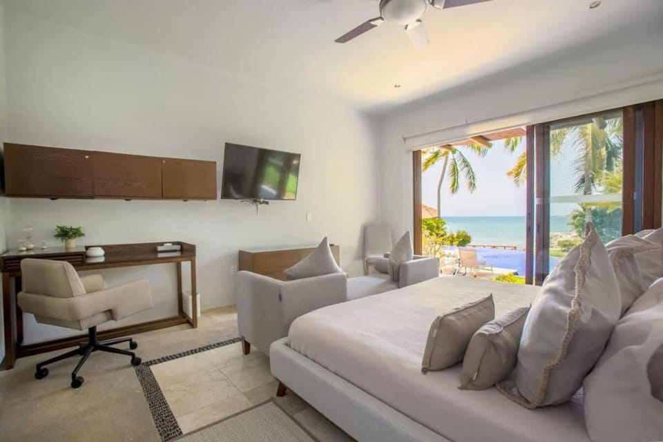 Oceanfront Retreat with Private Pool and Jacuzzi House in La Cruz de Huanacaxtle