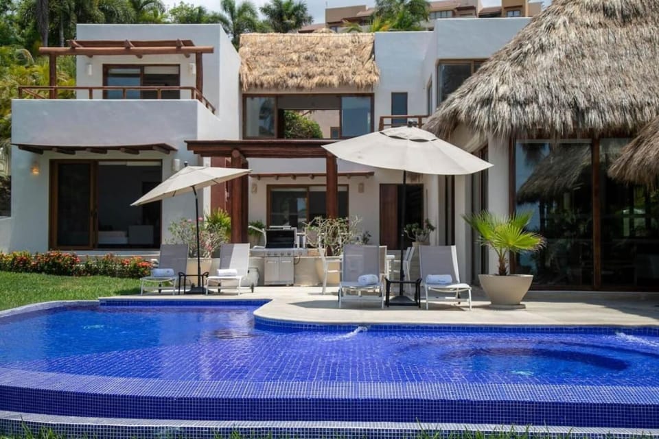 Oceanfront Retreat with Private Pool and Jacuzzi House in La Cruz de Huanacaxtle