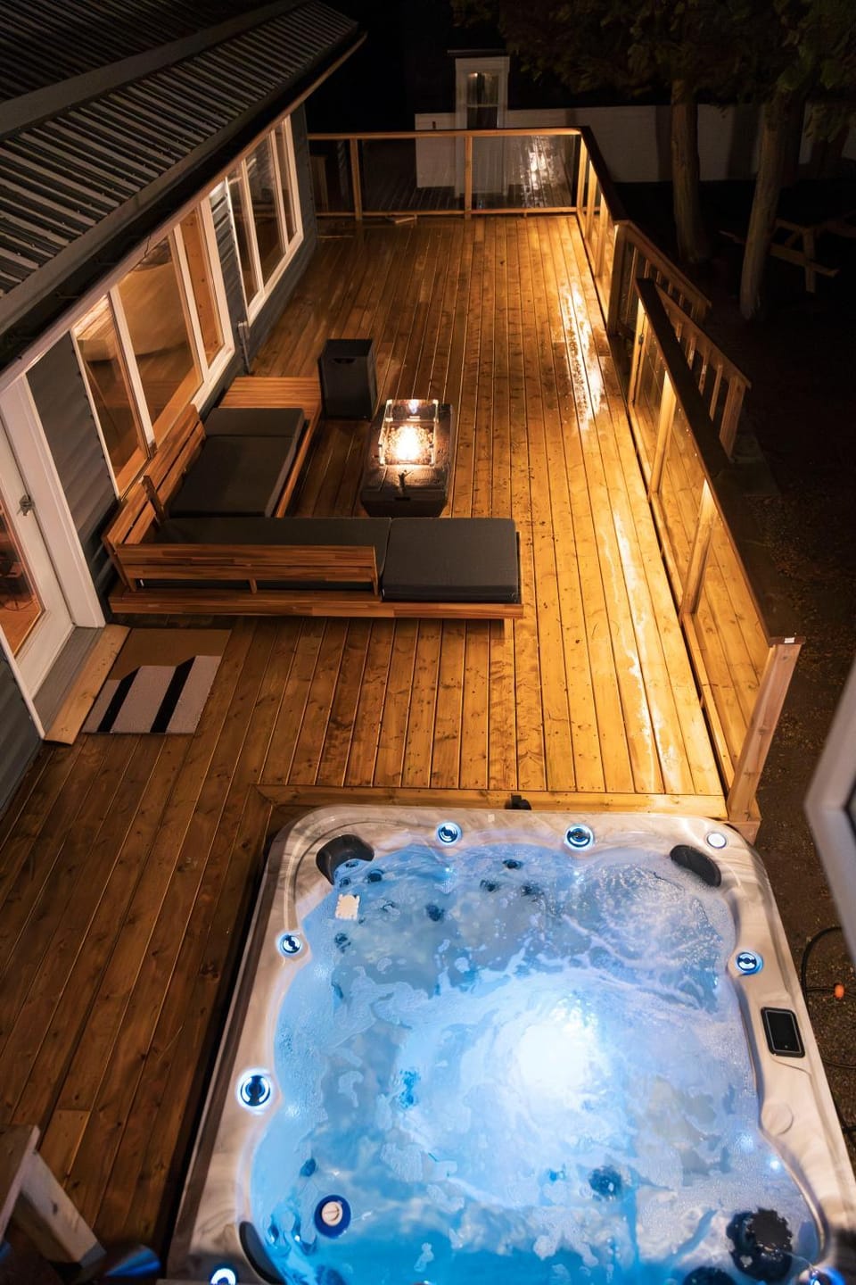 Hot Tub, Seating area