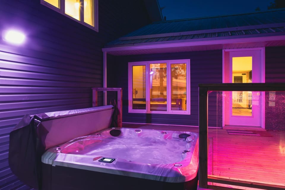 300ft Lake front - All Season, Hot tub, Steam bath House in Northern Bruce Peninsula