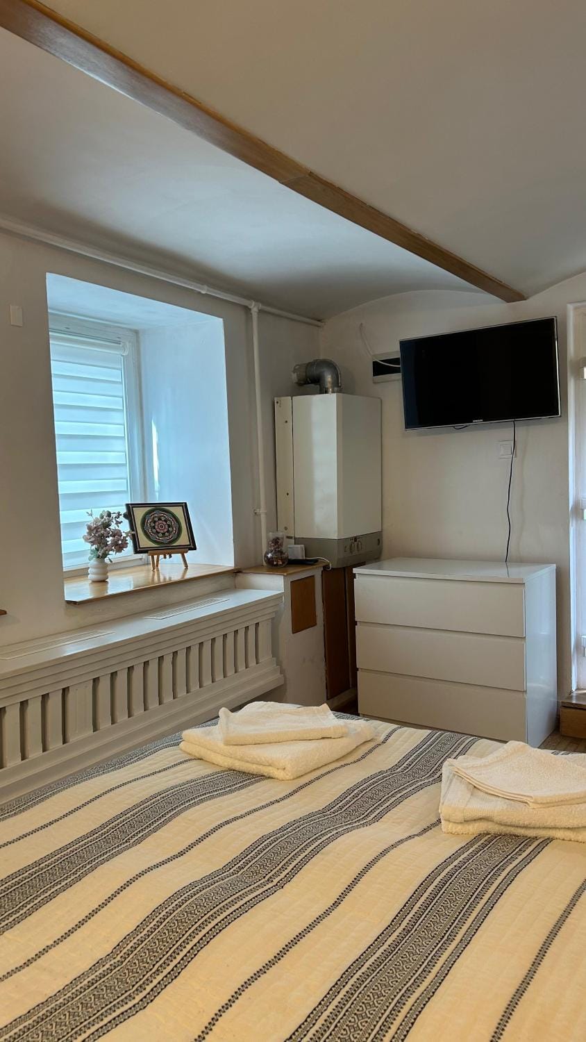 Bed, TV and multimedia, Photo of the whole room, Bedroom