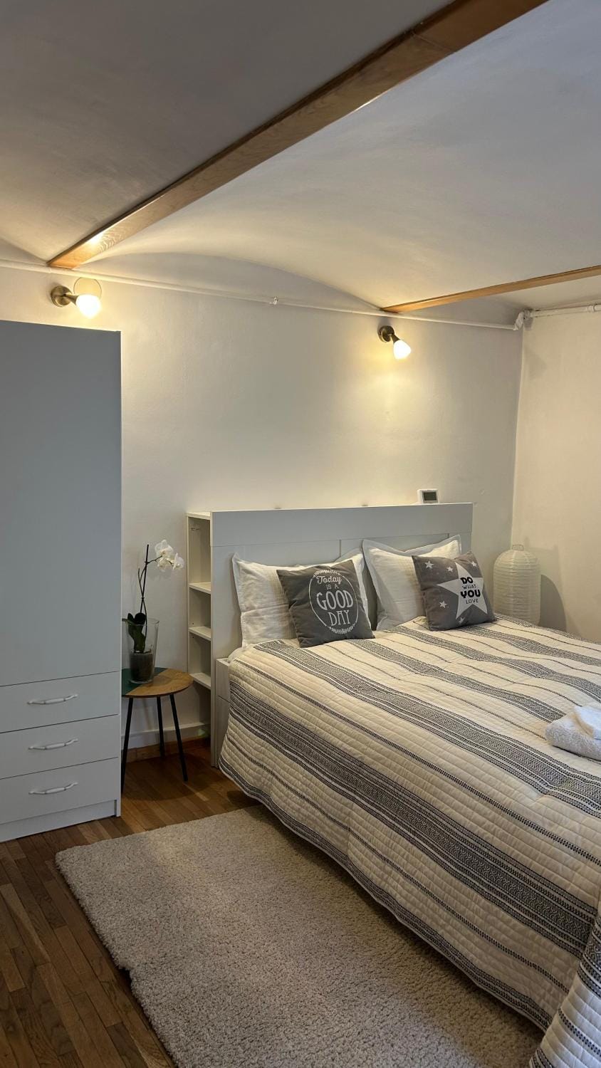 Bed, Photo of the whole room, Seating area
