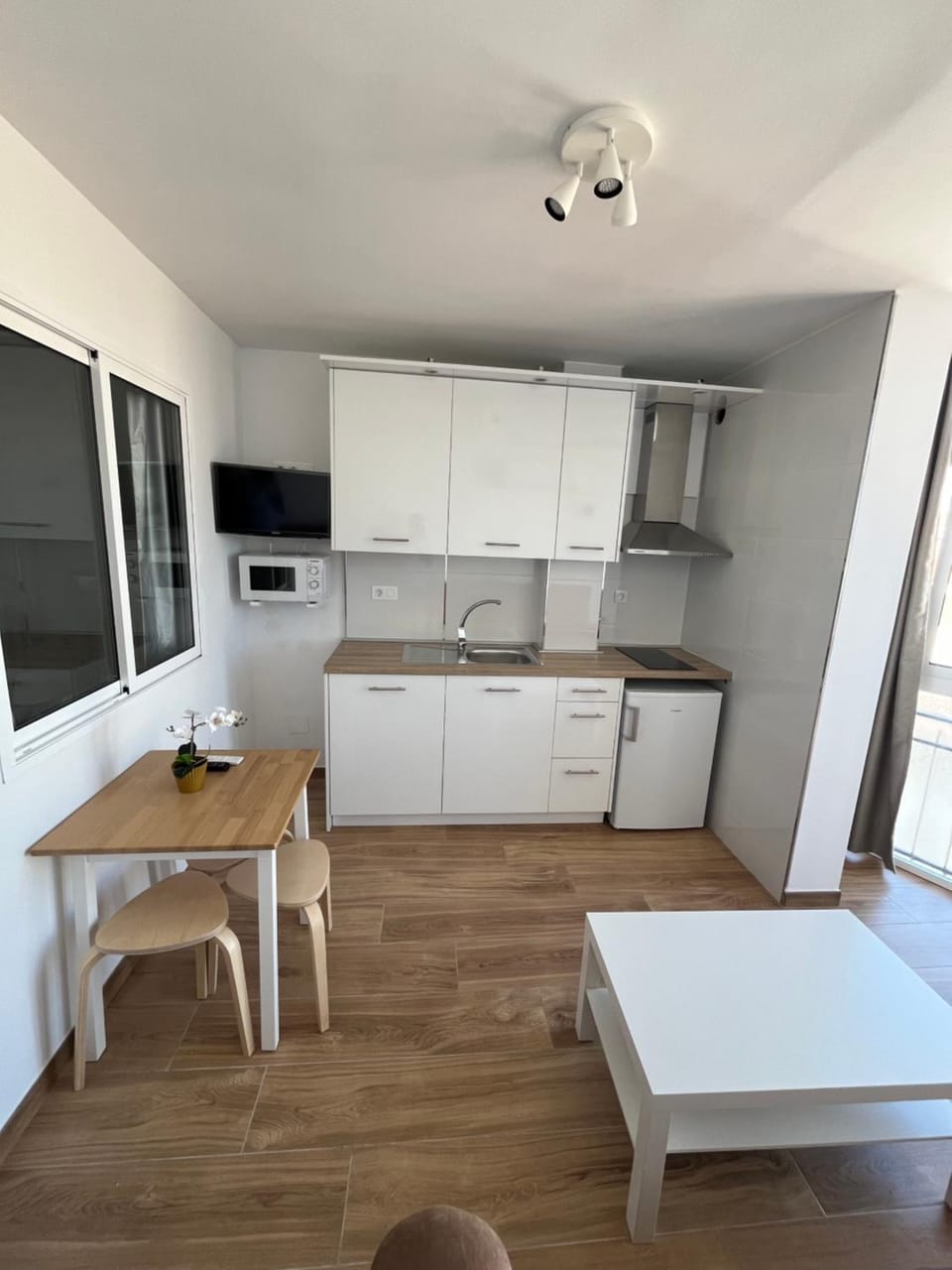 Kitchen or kitchenette, Dining area
