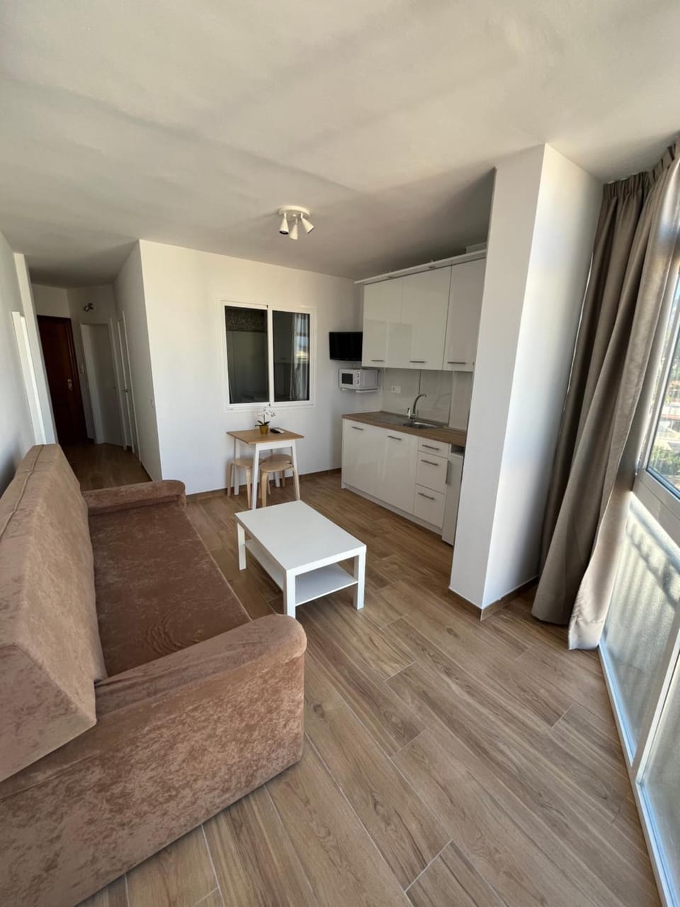 TV and multimedia, Kitchen or kitchenette, Seating area