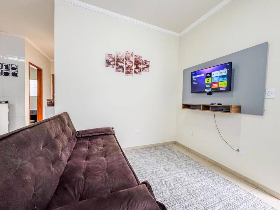 Flat em charmoso residencial + ar cond. e vaga House in State of Paraná