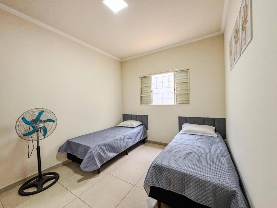 Flat em charmoso residencial + ar cond. e vaga House in State of Paraná