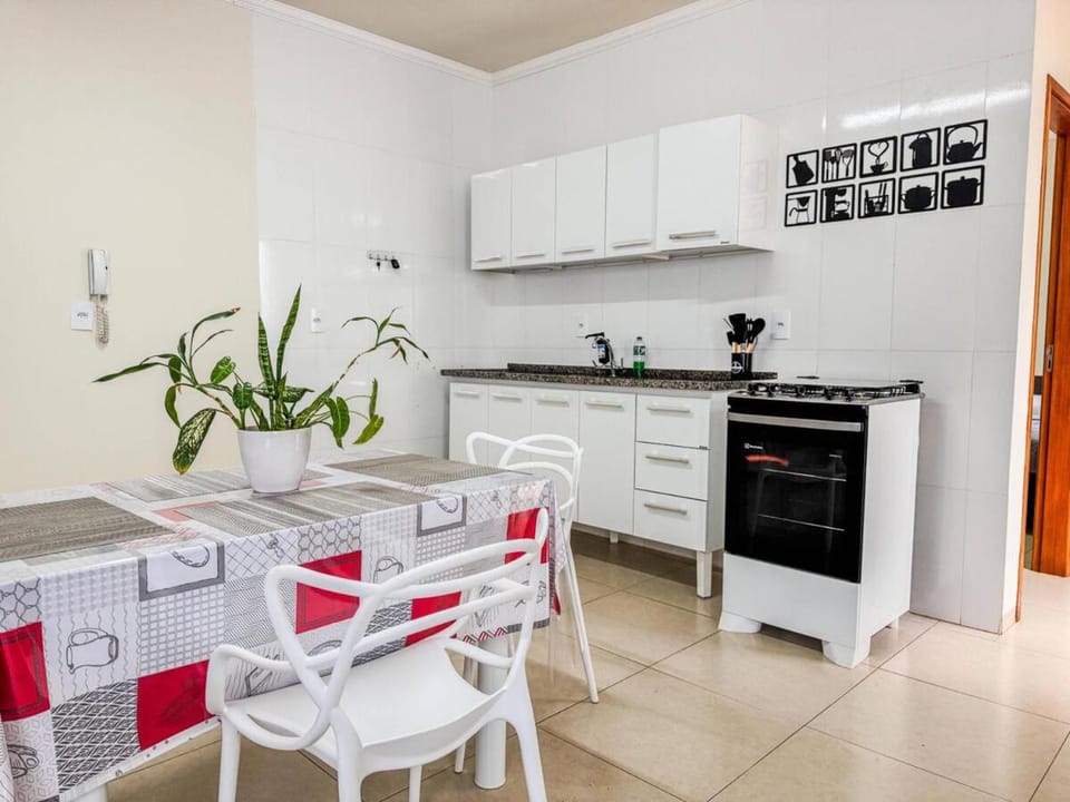 Flat em charmoso residencial + ar cond. e vaga House in State of Paraná
