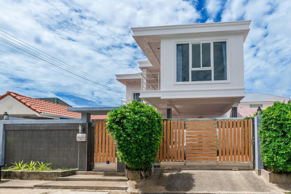 5 bedrooms modern pool villa Villa in Pattaya City