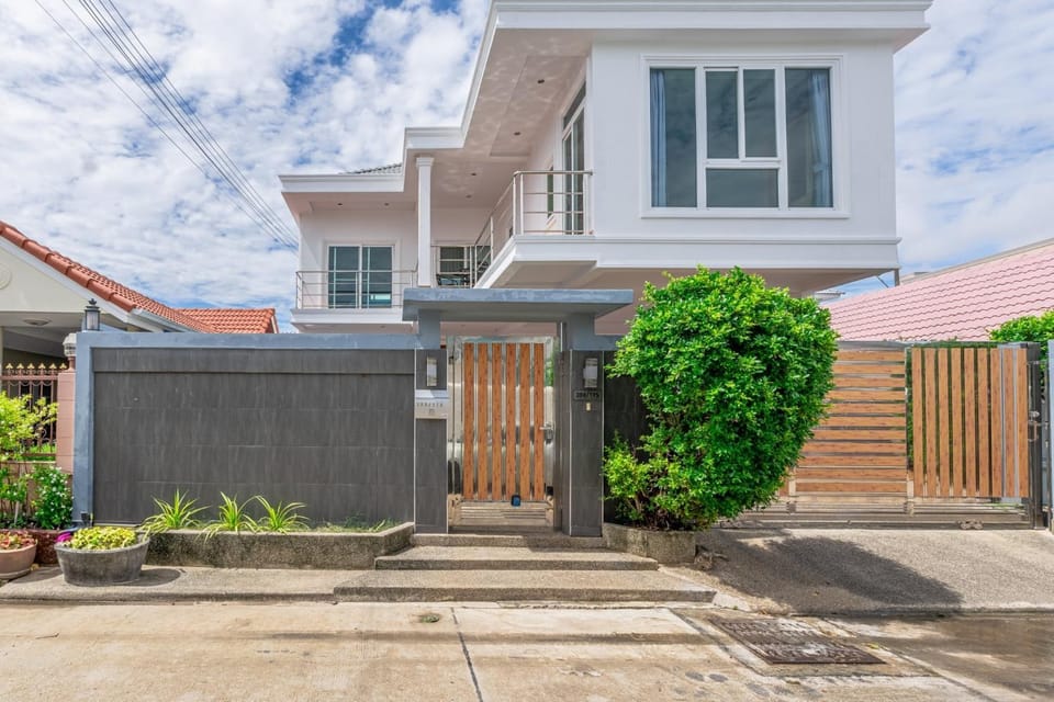 5 bedrooms modern pool villa Villa in Pattaya City