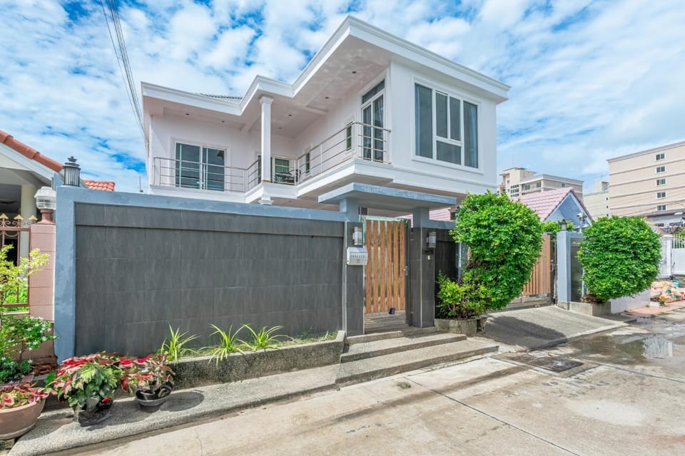 5 bedrooms modern pool villa Villa in Pattaya City