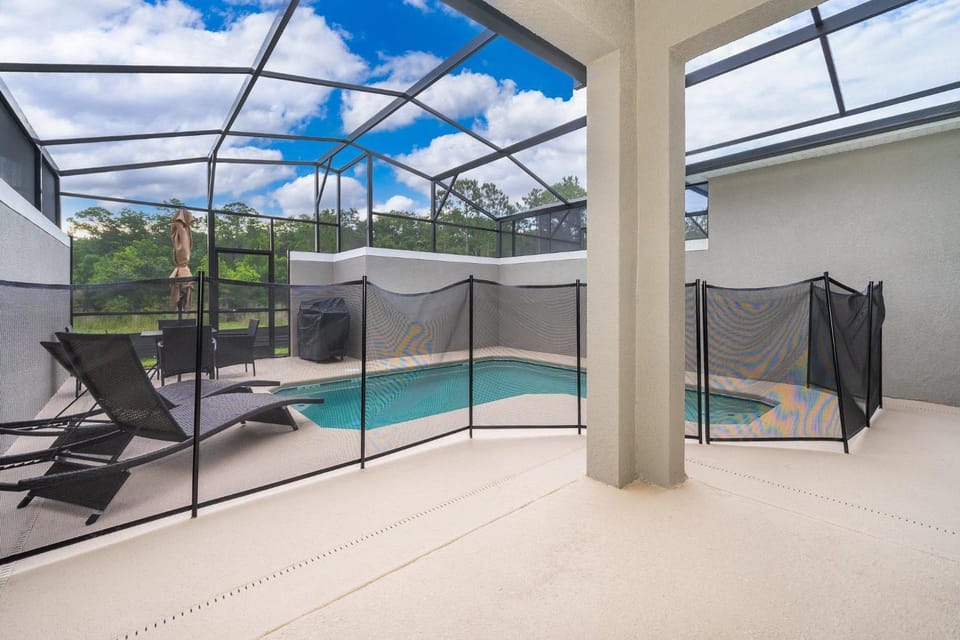 2585LA Townhouse 4 Beds & 3 Baths with Private Pool House in Kissimmee