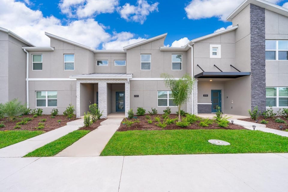 2585LA Townhouse 4 Beds & 3 Baths with Private Pool House in Kissimmee