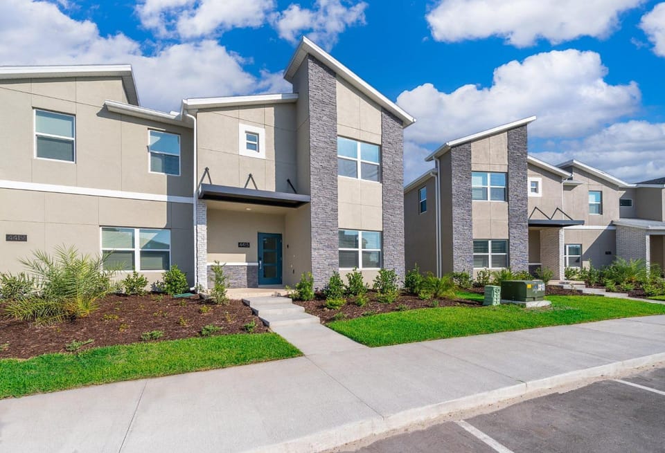 4415RH Townhouse 5 Beds & 4 Baths with Private Pool House in Kissimmee