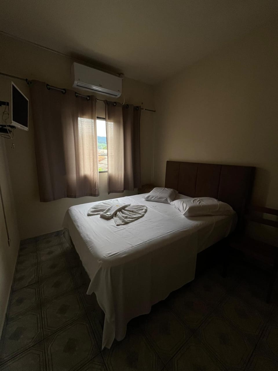 Bed, TV and multimedia, Bedroom, towels, air conditioner