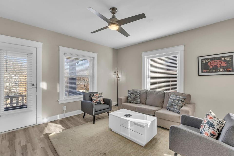 Sweet and Saucy Kansas City Apartment in South Hyde Park