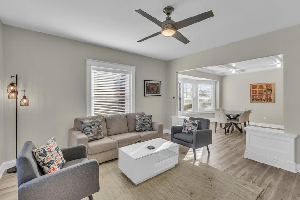 Sweet and Saucy Kansas City Apartment in South Hyde Park