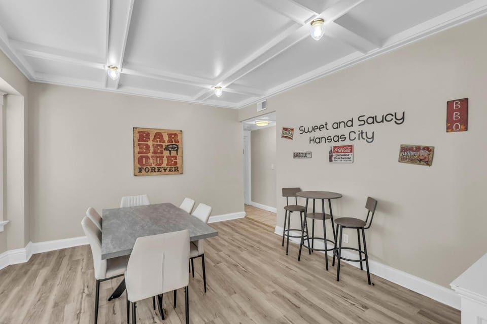 Sweet and Saucy Kansas City Apartment in South Hyde Park