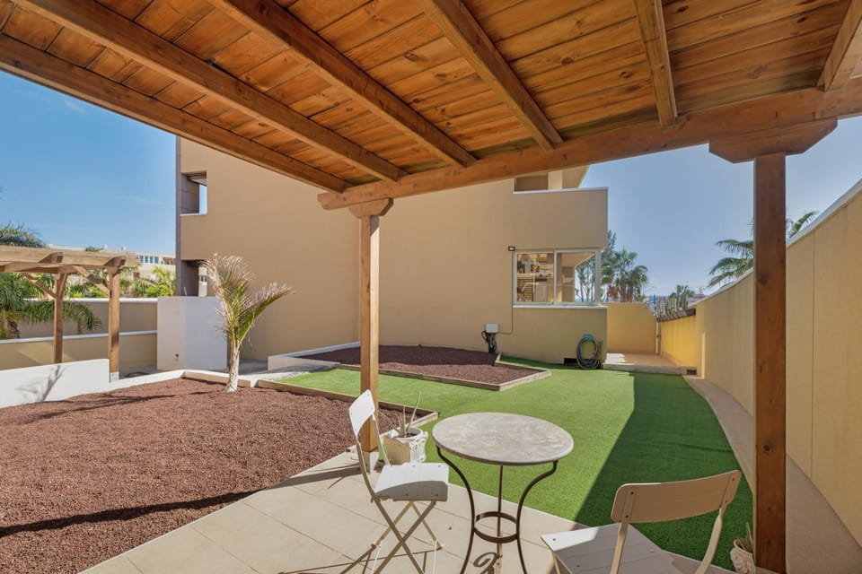 Property building, Balcony/Terrace, Living room