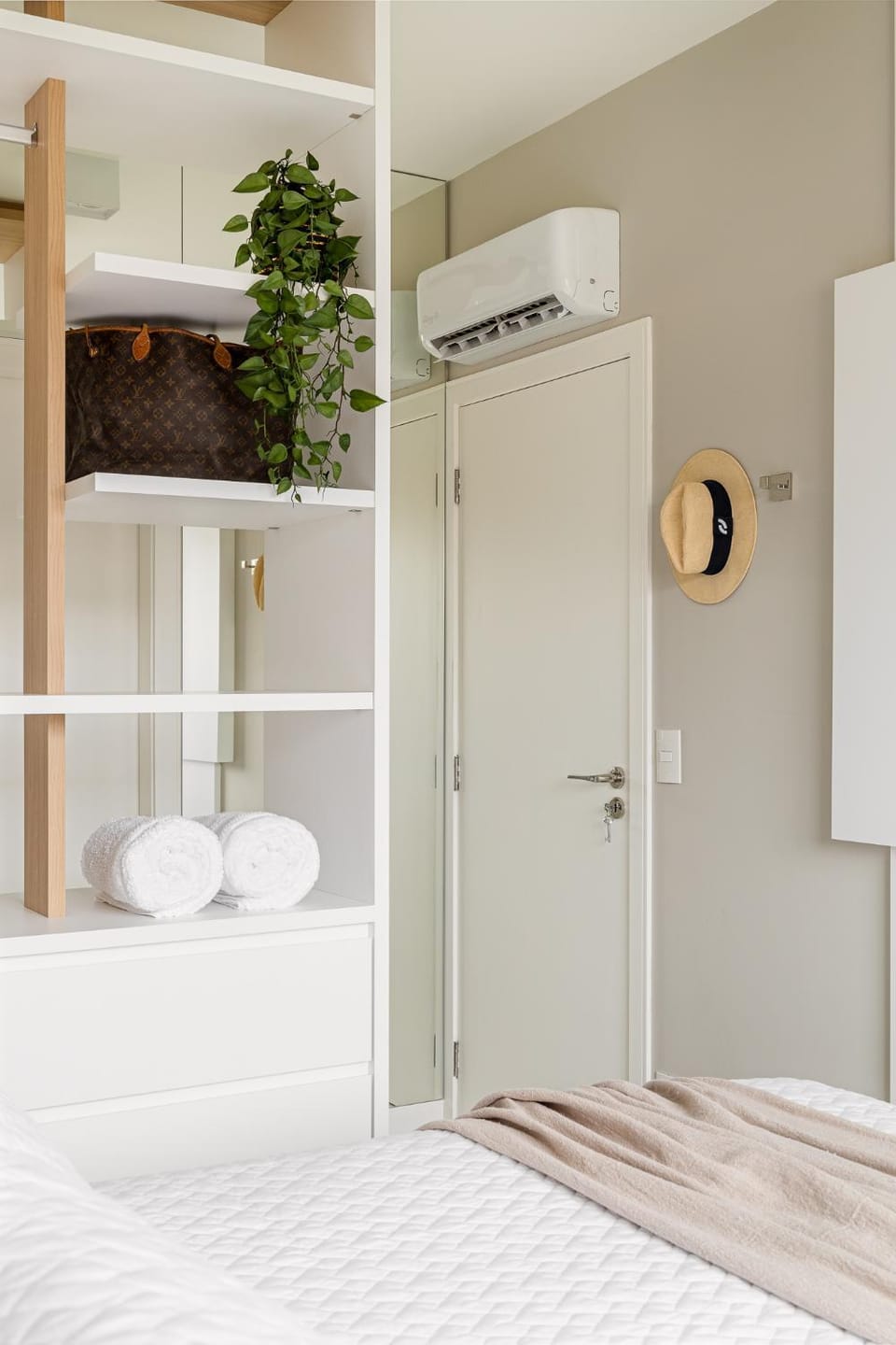 Bedroom, locker, air conditioner