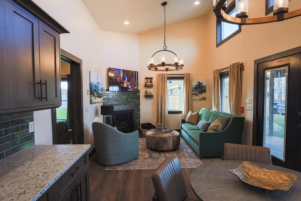 Valley View Resort Cabin #1, 1-Bed, Modern-Luxury with Hot Tub in Canaan Valley, WV Cabin in Dry Fork
