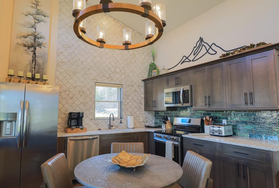 Valley View Resort Cabin #1, 1-Bed, Modern-Luxury with Hot Tub in Canaan Valley, WV Cabin in Dry Fork