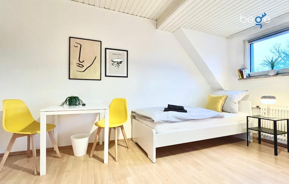 Bed, Photo of the whole room, Seating area