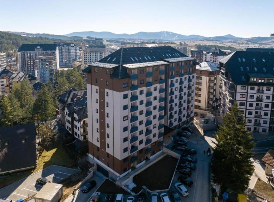 Property building, Day, Neighbourhood, Natural landscape, Bird's eye view, City view, Mountain view, Street view, Location, Parking
