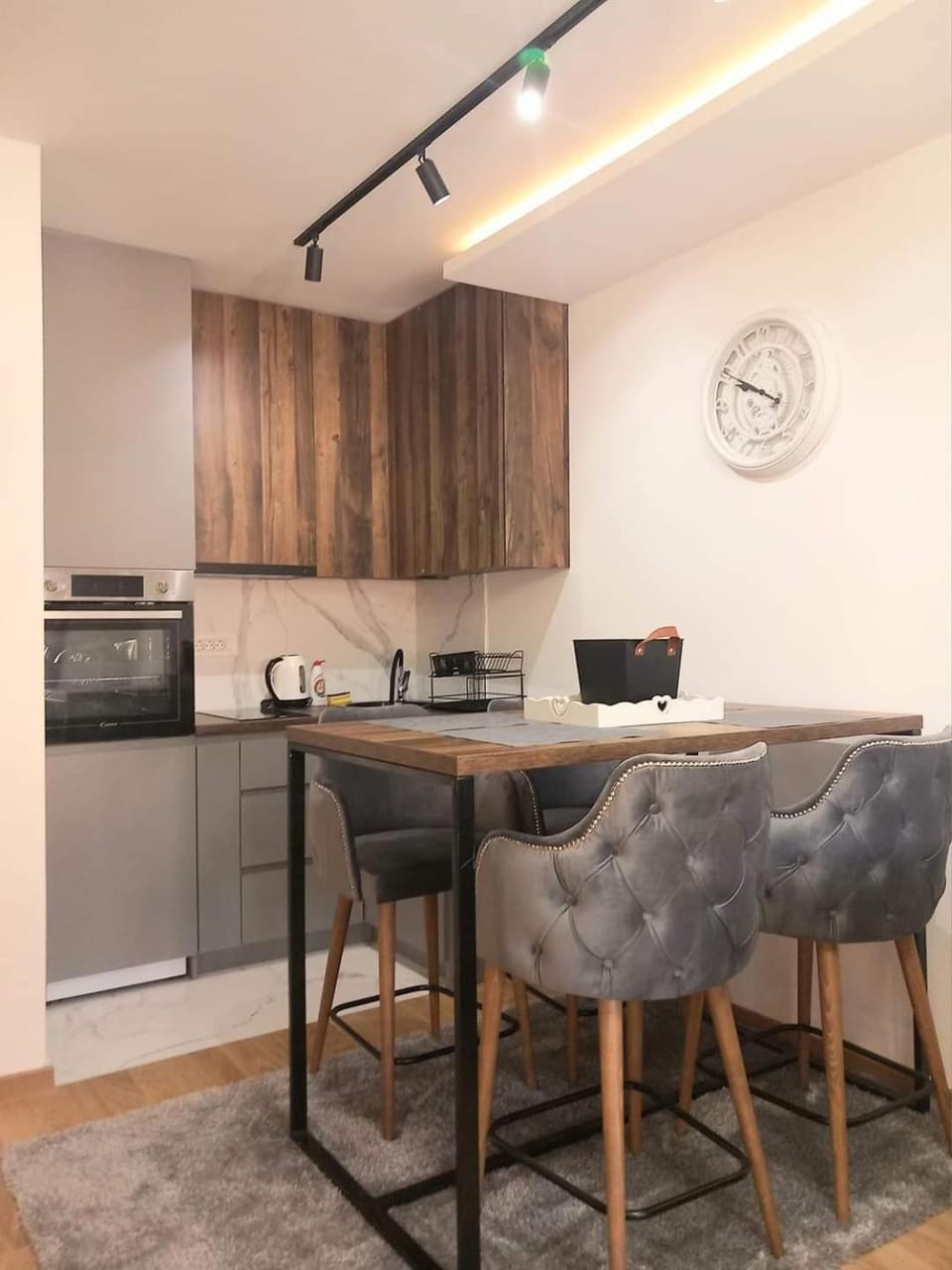 Kitchen or kitchenette, Dining area, stove