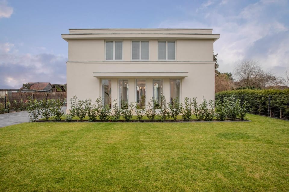 Property building, Facade/entrance, Spring, Day, Neighbourhood, Natural landscape, Garden, Garden, Balcony/Terrace, Garden view, Parking, internet, soundproof