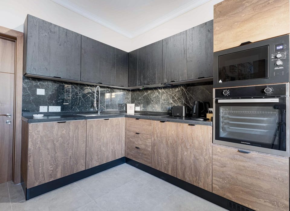 Luxurious & Spacious 2BD Penthouse with Large Terrace & Jacuzzi at The Podium - Yacht Marina Area, Close to Valletta Apartment in Malta