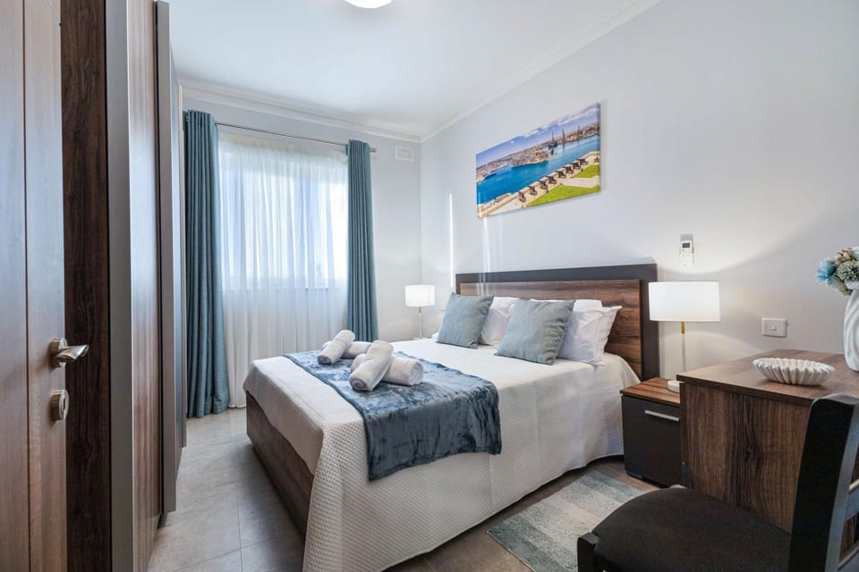 Luxurious & Spacious 2BD Penthouse with Large Terrace & Jacuzzi at The Podium - Yacht Marina Area, Close to Valletta Apartment in Malta