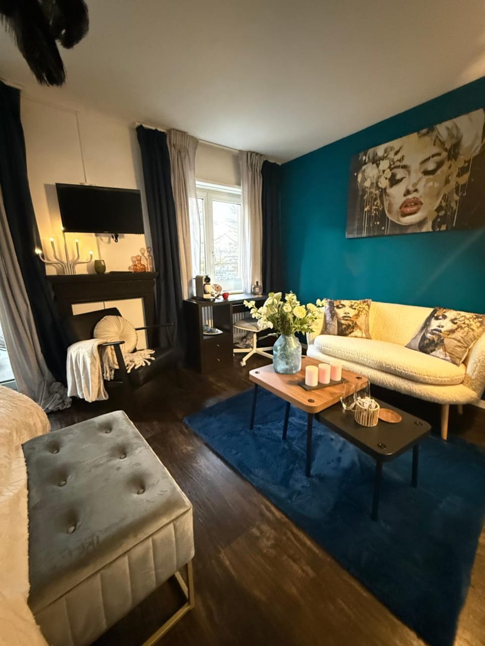 Photo of the whole room, Seating area
