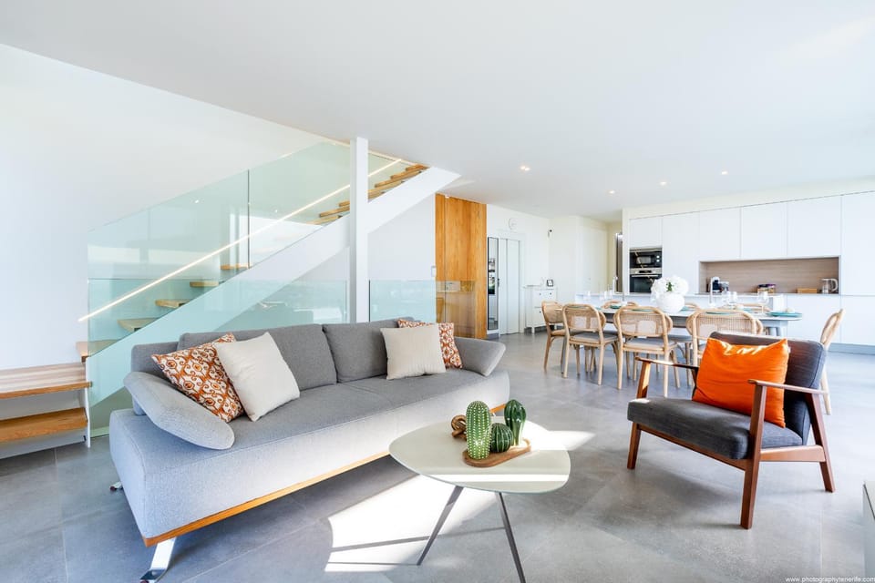 Kitchen or kitchenette, Living room, Seating area, Dining area