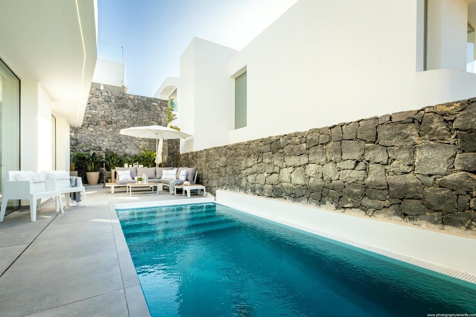 Property building, Patio, Day, Pool view, Swimming pool, Swimming pool, sunbed