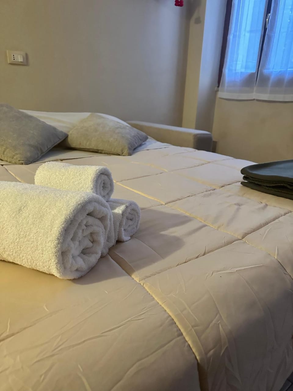Bed, Bedroom, towels