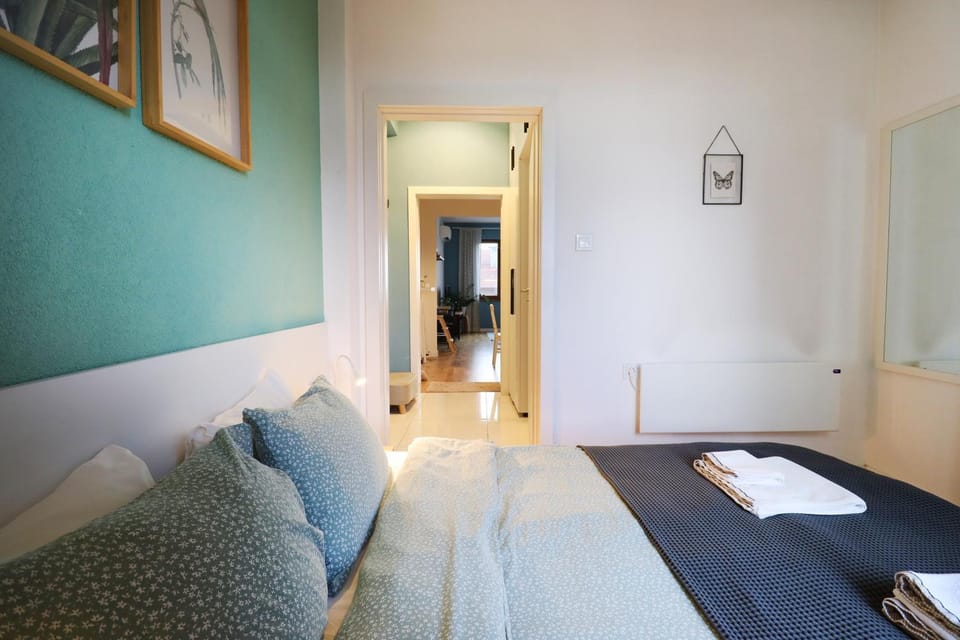 Bed, Living room, Bedroom, towels