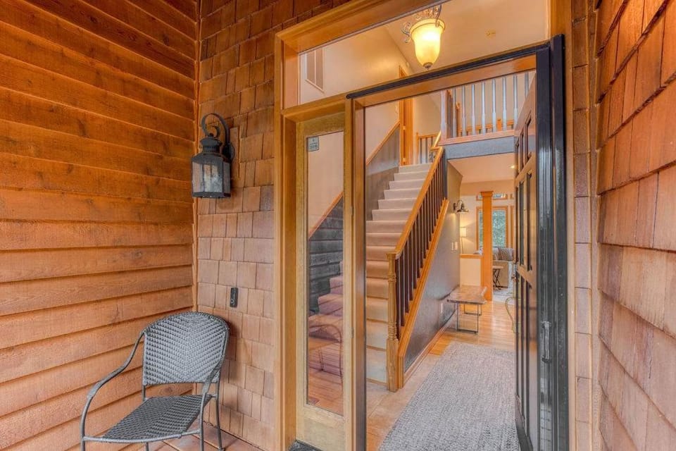 Brightside Retreat by Salmon River - Family Friendly Spacious Peaceful Deck House in Welches