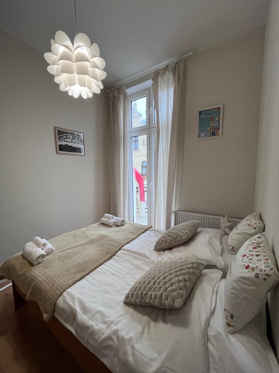Bed, Bedroom, towels